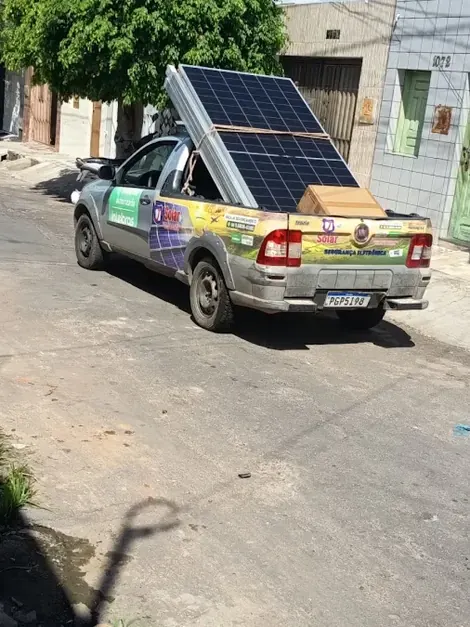 Placas solares carregadas na caminhonete da J Solar, em Juazeiro do Norte