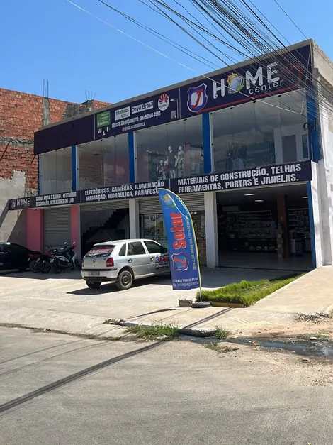 Fachada da J Solar e Home Center em Juazeiro do Norte, com a bandeira da J Solar na calçada