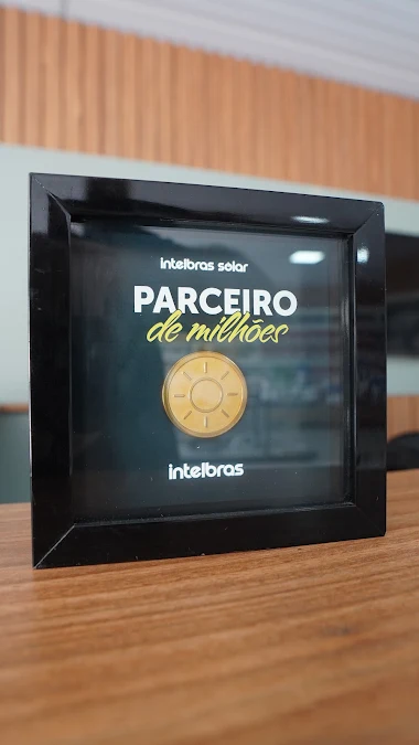 Placa da Intelbras Solar na loja da J Solar, em Juazeiro do Norte