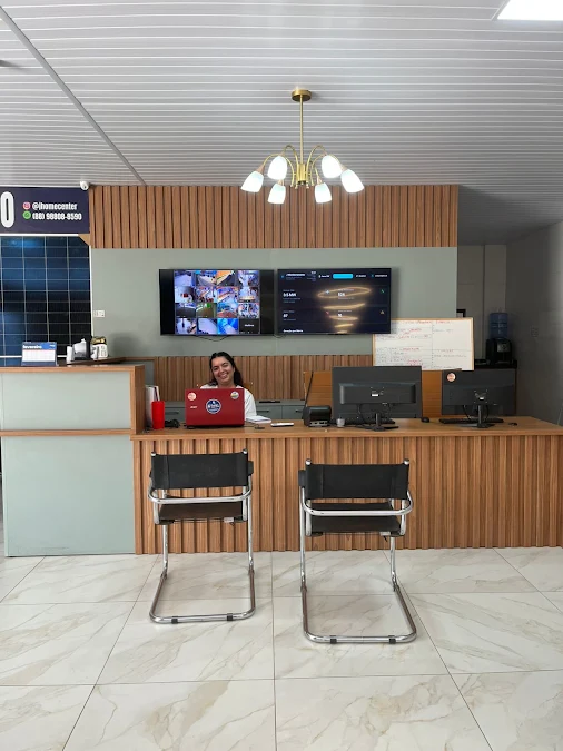 Salão de atendimento da loja da J Solar em Juazeiro do Norte