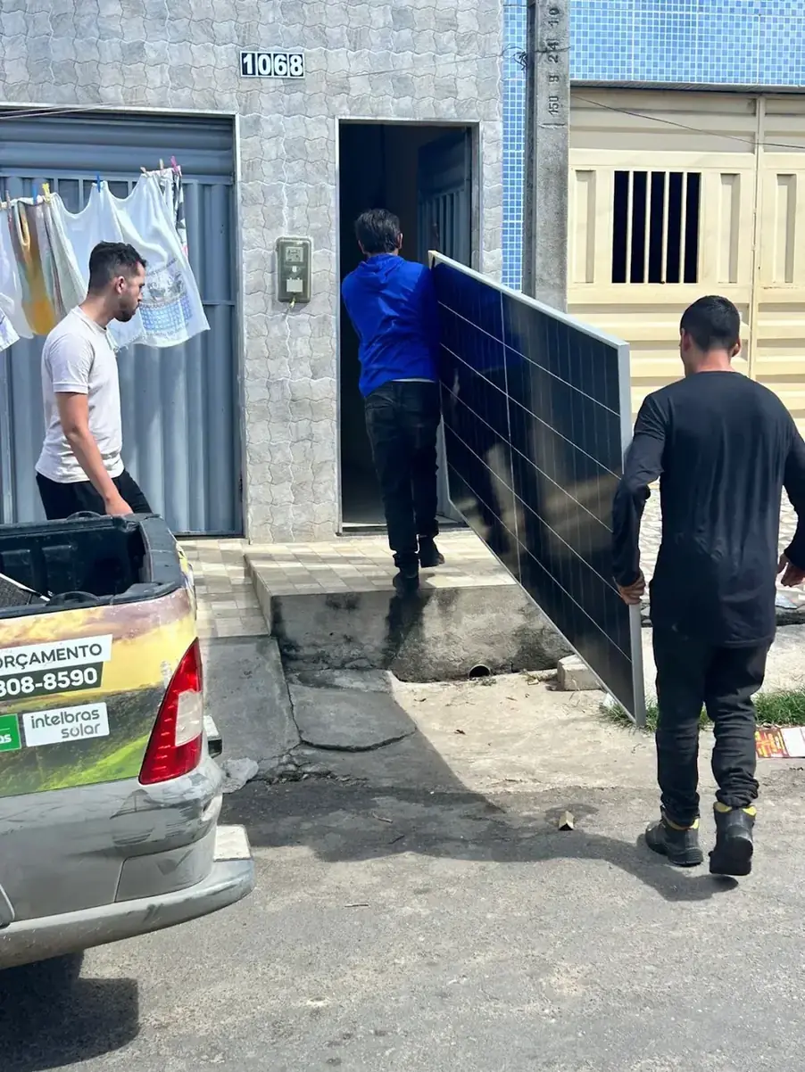 Equipe da J Solar levando uma placa solar para a casa do cliente, em Juazeiro do Norte/CE